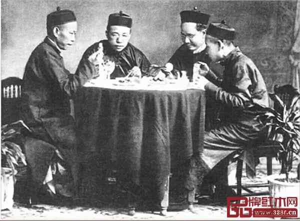 在清朝，廣州市民已經(jīng)有了“嘆”早茶的生活習(xí)慣